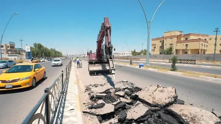 التزاما " بتوجيهات محافظ كركوك السيد محمد سمعان أغا ،وبإشراف مدير بلدية كركوك ،تم المباشرة بأعمال معالجة تخسفات والحفر والمطبات شارع…